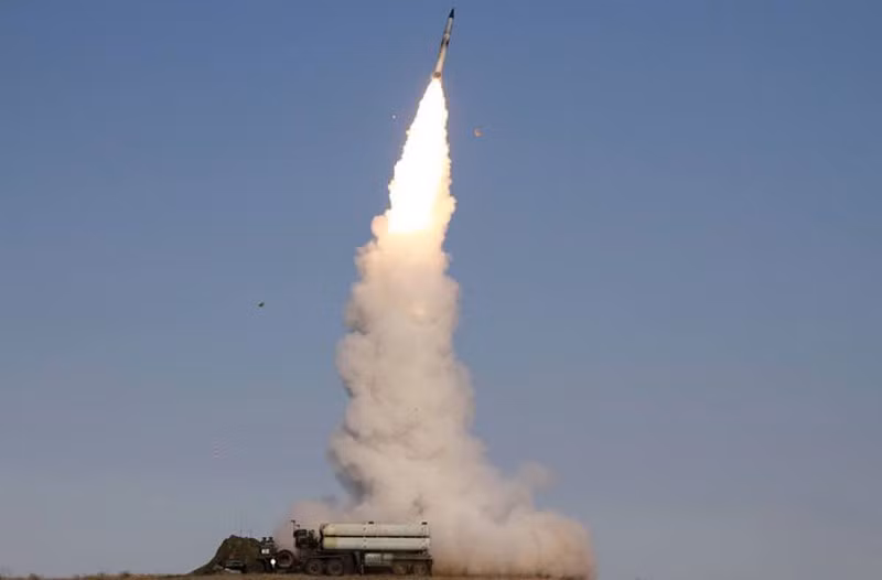 Còn S-400 của Nga thì không bị nhược điểm đó vì tên lửa của S-400 Triumf phóng thẳng đứng, hệ thống bảo đảm bắn các mục tiêu ở tất cả các hướng trong phạm vi 360 độ.