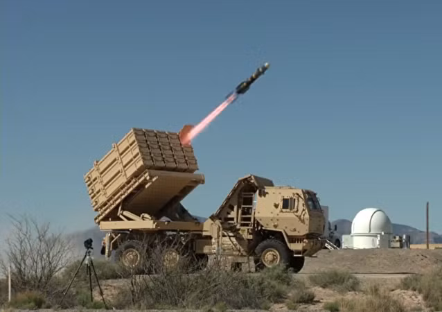 Theo đánh giá của nhiều chuyên gia quân sự chuyên về phòng không, S-400 được nhận định là kiên cố hơn Patriot. Bệ phóng Patriot của Mỹ thực chất chỉ làm việc ở một hướng nhất định vì bệ phóng là kiểu phóng nghiêng. Cần trinh sát hướng nguy hiểm, nếu đối phương đánh tập hậu từ phía sau thì về thực chất, hệ thống không bảo đảm được chức năng của mình.