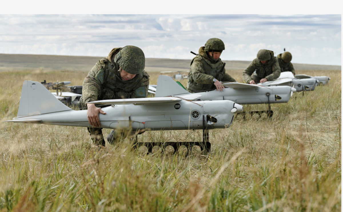 Các nguồn tin của Ukraine cho biết, các trận địa pháo binh của Nga thường được bố trí ở khoảng cách bằng 2/3 tầm bắn tối đa của từng loại pháo, đồng thời để giảm thiểu nguy cơ bị pháo Ukraine tấn công. Đồng thời mức chính xác cũng được nâng lên, khi pháo binh Nga sử dụng nhiều UAV làm nhiệm vụ trinh sát và các khí tài tính toán phần tử bắn tự động.