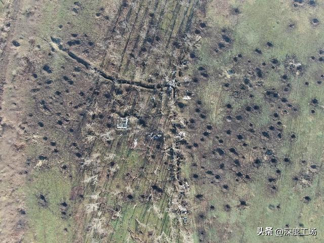 Nga đã cho thấy thế nào là chiến thuật sử dụng pháo binh thực sự và thế nào là bão lửa trên chiến trường Ukraine. Có thể thấy qua các bức ảnh được Bộ Quốc phòng Nga công bố, một tiểu đội bộ binh của quân đội Ukraine, phòng ngự trong một đoạn hào ngắn, nhưng đã có hàng trăm miệng hố đạn, do pháo hạng nặng gây ra.