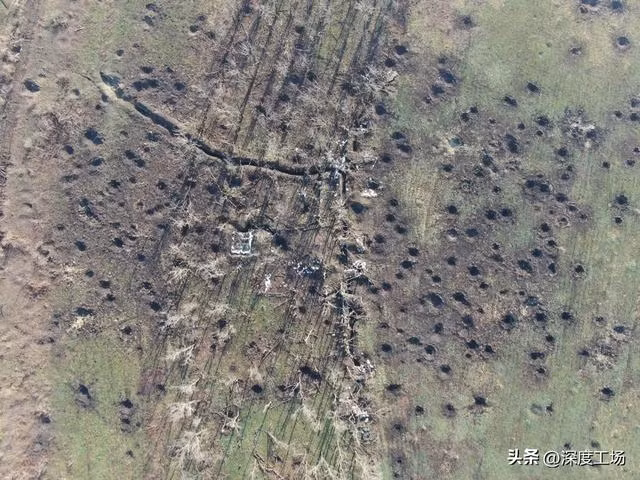 Nga đã cho thấy thế nào là chiến thuật sử dụng pháo binh thực sự và thế nào là bão lửa trên chiến trường Ukraine. Có thể thấy qua các bức ảnh được Bộ Quốc phòng Nga công bố, một tiểu đội bộ binh của quân đội Ukraine, phòng ngự trong một đoạn hào ngắn, nhưng đã có hàng trăm miệng hố đạn, do pháo hạng nặng gây ra.