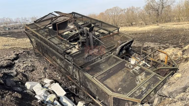 Kết quả là Lữ đoàn 47 đã phải bỏ lại những chiếc xe tăng Abrams “trị giá hàng triệu USD” bị hư hại ở Kursk, thậm chí có những chiếc không hề bị hỏng hóc gì. Những vũ khí của Mỹ và phương Tây bị Nga thu giữ, đều là những bí mật quân sự lớn, mà Nga có thể khai thác; thậm chí là chia sẻ những bí mật này cho các đối thủ của Mỹ như Triều Tiên và Iran. (nguồn ảnh Southfront.press, Military Review, Al Jazeera, Ukrinform).