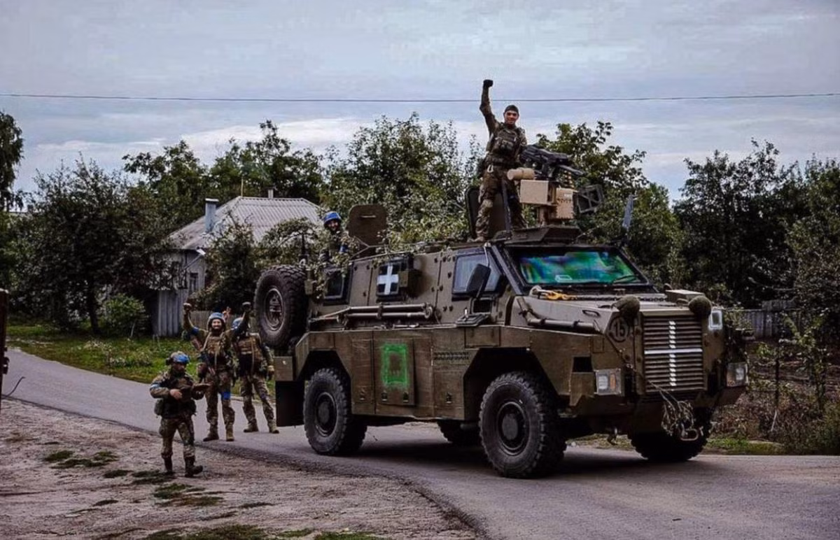 Còn một số cư dân mạng đã phân tích sâu hơn: "Việc Ukraine bỏ lại vũ khí, không chỉ là một sai lầm về mặt chiến thuật, mà còn là sự sụp đổ về mặt tinh thần". "Điều này cho thấy tình hình trên chiến trường thay đổi nhanh chóng và quyền sở hữu vũ khí không cố định như tưởng tượng. Những gì bạn sử dụng hôm nay, có thể trở thành trợ thủ đắc lực cho kẻ thù vào ngày mai". 