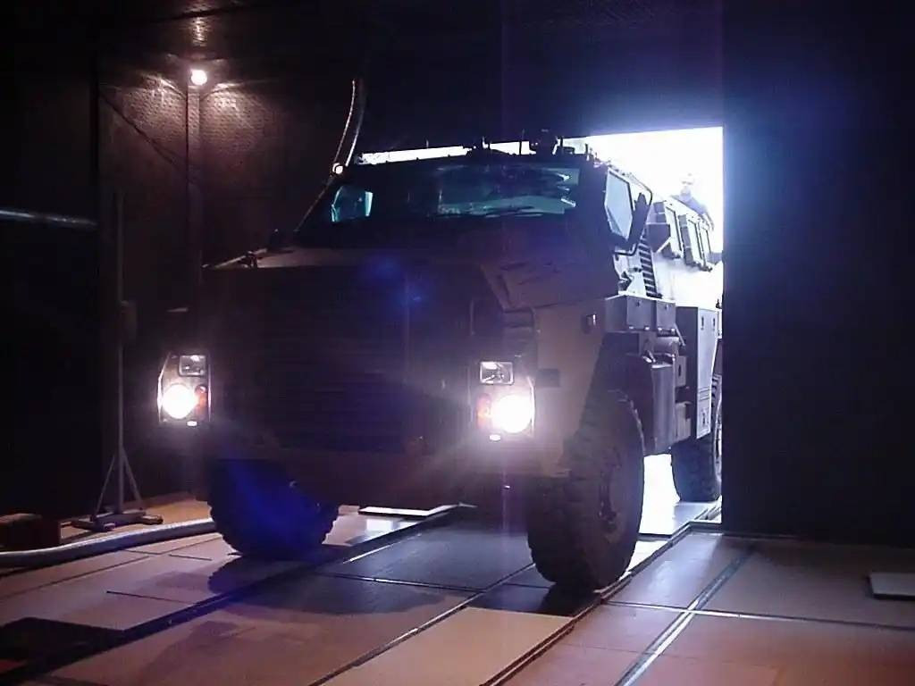 Thông tin này không chỉ khiến Bộ Quốc phòng Australia “cười rồi khóc”, mà còn khiến cư dân mạng trên toàn thế giới phải thốt lên: "Sự hài hước của người Nga thực sự rất đỉnh". Xe bọc thép Bushmaster là "sản phẩm ngôi sao" của ngành công nghiệp quốc phòng Australia, nổi tiếng với hiệu suất bảo vệ tuyệt vời và khả năng di chuyển trên mọi địa hình.