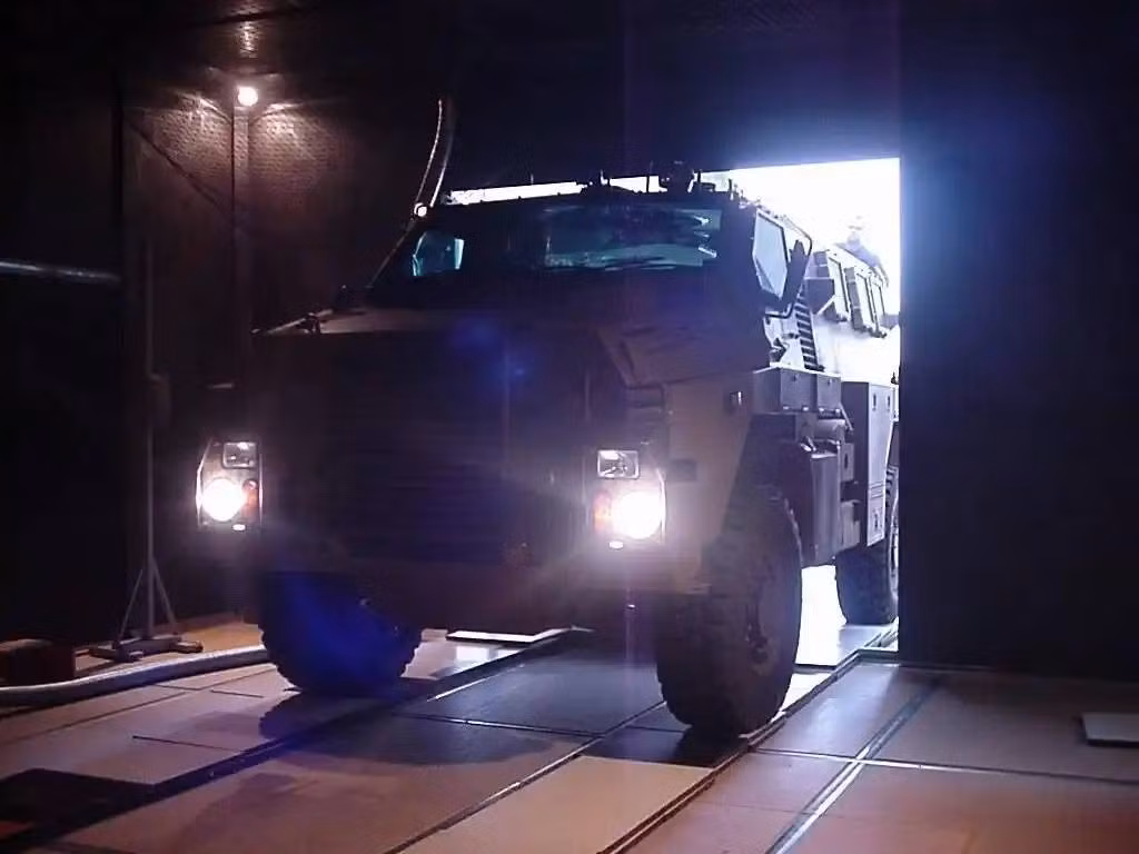 Thông tin này không chỉ khiến Bộ Quốc phòng Australia “cười rồi khóc”, mà còn khiến cư dân mạng trên toàn thế giới phải thốt lên: "Sự hài hước của người Nga thực sự rất đỉnh". Xe bọc thép Bushmaster là "sản phẩm ngôi sao" của ngành công nghiệp quốc phòng Australia, nổi tiếng với hiệu suất bảo vệ tuyệt vời và khả năng di chuyển trên mọi địa hình.