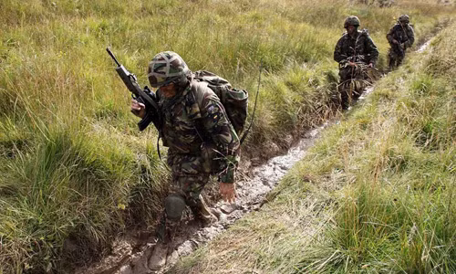 Nguồn tin cho biết thêm: “Lữ đoàn phản ứng nhanh đã được thông báo rằng, có thể cần phải triển khai rất nhanh từ 400 đến 600 quân. Trang bị của họ được đóng gói và họ dự định bay đến Ukraine bằng hạ cánh xuống sân bay hoặc nhảy dù. Họ đã chuẩn bị sẵn sàng cho cả hai trường hợp”.