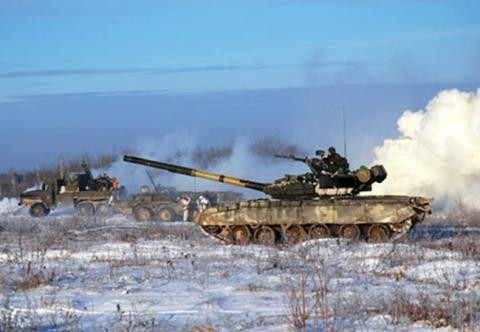 Và rất có thể Anh có thể hỗ trợ trực tiếp Kiev trong việc chống lại các lực lượng dân quân ly khai DPR và LPR; tuy nhiên bài học ở nồi hầm Debaltsevo vào năm 2015, khi hàng trăm quân nhân của NATO cùng với quân Ukraine, bị dân quân vây chặt phải ra hàng, vẫn còn nguyên tính thời sự.