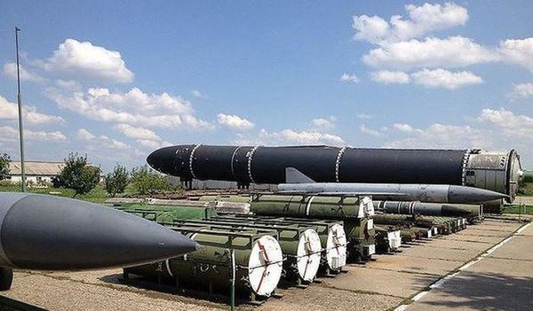 Xét trên góc độ toàn cầu, việc Ukraine từ bỏ hạt nhân chắc chắn là vấn đề hòa bình và an ninh; xét cho cùng, lịch sử Ukraine thiếu vắng những nhà lãnh đạo tài năng và Ukraine luôn trong tình trạng hỗn loạn kể từ khi giành được độc lập, một khi những kẻ khủng bố lợi dụng sự hỗn loạn, để có được vũ khí hạt nhân từ Ukraine thì đó sẽ là một thảm họa cho toàn thế giới.