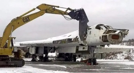 Nhưng với sức ép của Mỹ, Nga và cả cộng đồng quốc tế, Ukraine đã phải chấp nhận từ bỏ vũ khí hạt nhân, vừa đổi lấy lợi ích viện trợ kinh tế, vừa bớt gánh nặng ngân sách khổng lồ để bảo dưỡng số vũ khí hạt nhân. Đến năm 2000, Ukraine đã hoàn tất việc phá hủy vũ khí hạt nhân và phương tiện mang phóng.