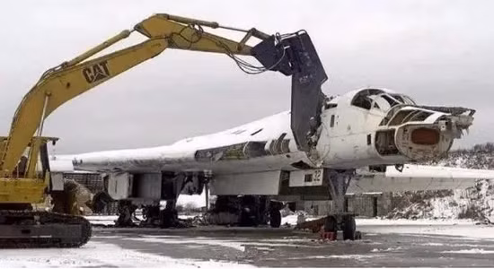 Nhưng với sức ép của Mỹ, Nga và cả cộng đồng quốc tế, Ukraine đã phải chấp nhận từ bỏ vũ khí hạt nhân, vừa đổi lấy lợi ích viện trợ kinh tế, vừa bớt gánh nặng ngân sách khổng lồ để bảo dưỡng số vũ khí hạt nhân. Đến năm 2000, Ukraine đã hoàn tất việc phá hủy vũ khí hạt nhân và phương tiện mang phóng.