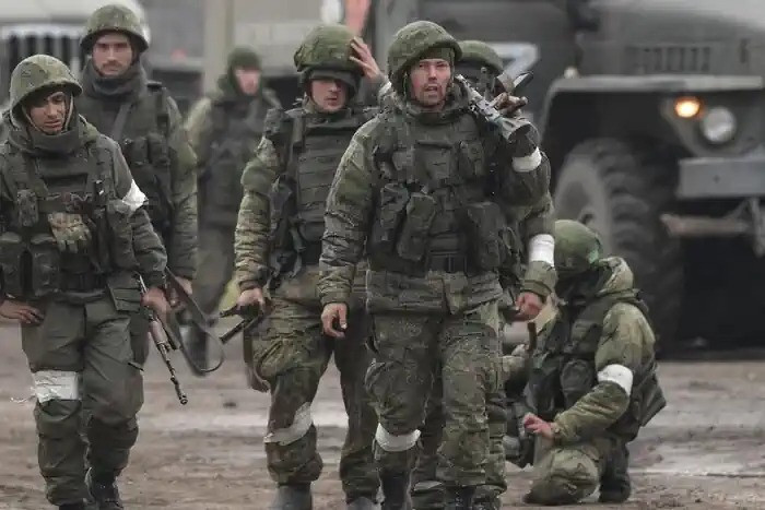 Do đó, Sư đoàn bộ binh cơ giới 72 từ đơn vị huấn luyện và dự bị ở tuyến sau, đã nhanh chóng trở thành đơn vị chiến đấu. Khi RFAF mở mặt trận Kharkov vào tháng 5/2024, Sư đoàn 72, với tư cách là một đơn vị mới thành lập, đảm nhận là lực lượng dự bị của mặt trận, nhưng vẫn chưa tham gia chiến đấu.