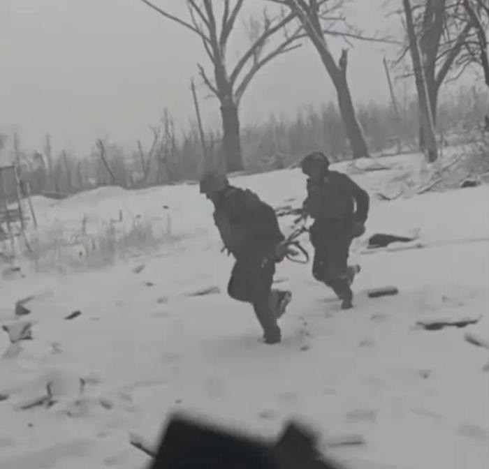 Không giống như mô hình "chú trọng số lượng hơn chất lượng" khi mở rộng lực lượng của quân đội Ukraine, quân đội Nga đã đạt được hiệu quả chiến đấu nhanh chóng, bằng cách triển khai quân mới vào các chiến trường cường độ cao và phân bổ nguồn lực theo thứ tự ưu tiên.