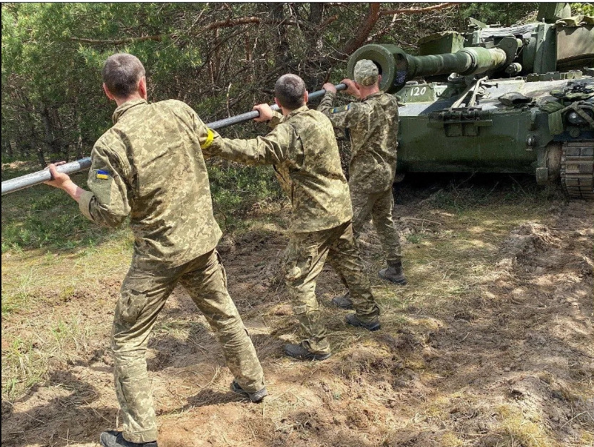 Trước đó vào tháng 12 năm 2019, Na Uy đã lựa chọn 24 khẩu pháo tự hành 155 mm K9 Thunder, do Hàn Quốc sản xuất, để thay thế cho các khẩu M109A3GNM của họ, đã có từ những năm 1960 và khó có thể đáp ứng yêu cầu chiến tranh hiện đại.