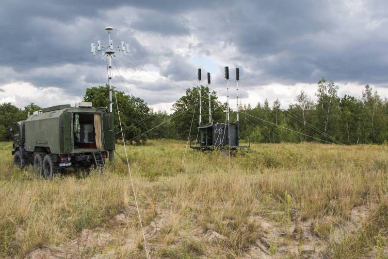 Những thiết bị EW này của Nga có thể thực hiện việc ngăn chặn liên lạc vô tuyến và vệ tinh, ngăn chặn tín hiệu radar cũng như các tín hiệu dẫn đường vệ tinh thuộc nhiều tần số khác nhau; đồng thời đóng vai trò hỗ trợ điện tử và phòng vệ điện tử. 