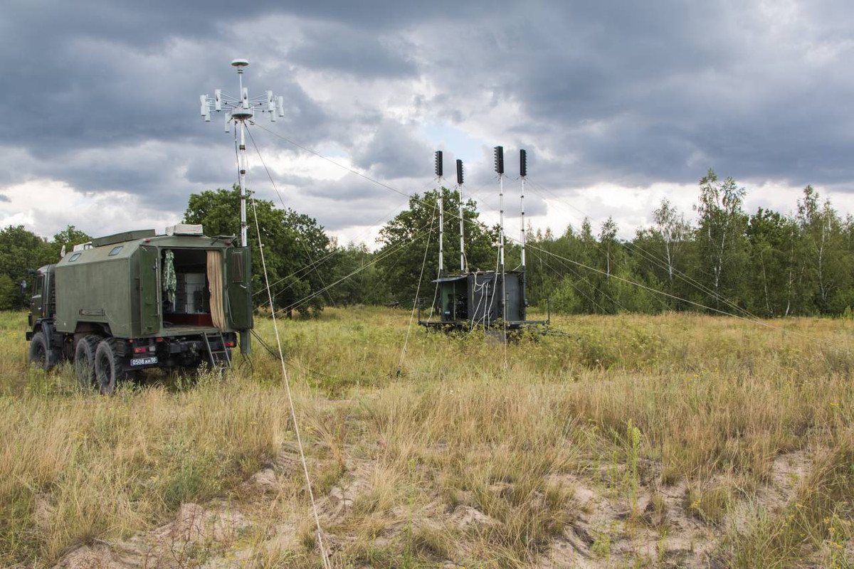 Do vậy, tín hiệu GPS của bom JDAM trùng với vùng phủ sóng chế áp của hệ thống EW R-330Zh. Các tài liệu chính thức cho biết hệ thống này có bán kính gây nhiễu lên tới 30 km và có thể liên tục gây nhiễu trong thời gian 24/24, trong tất cả các điều kiện thời tiết. 