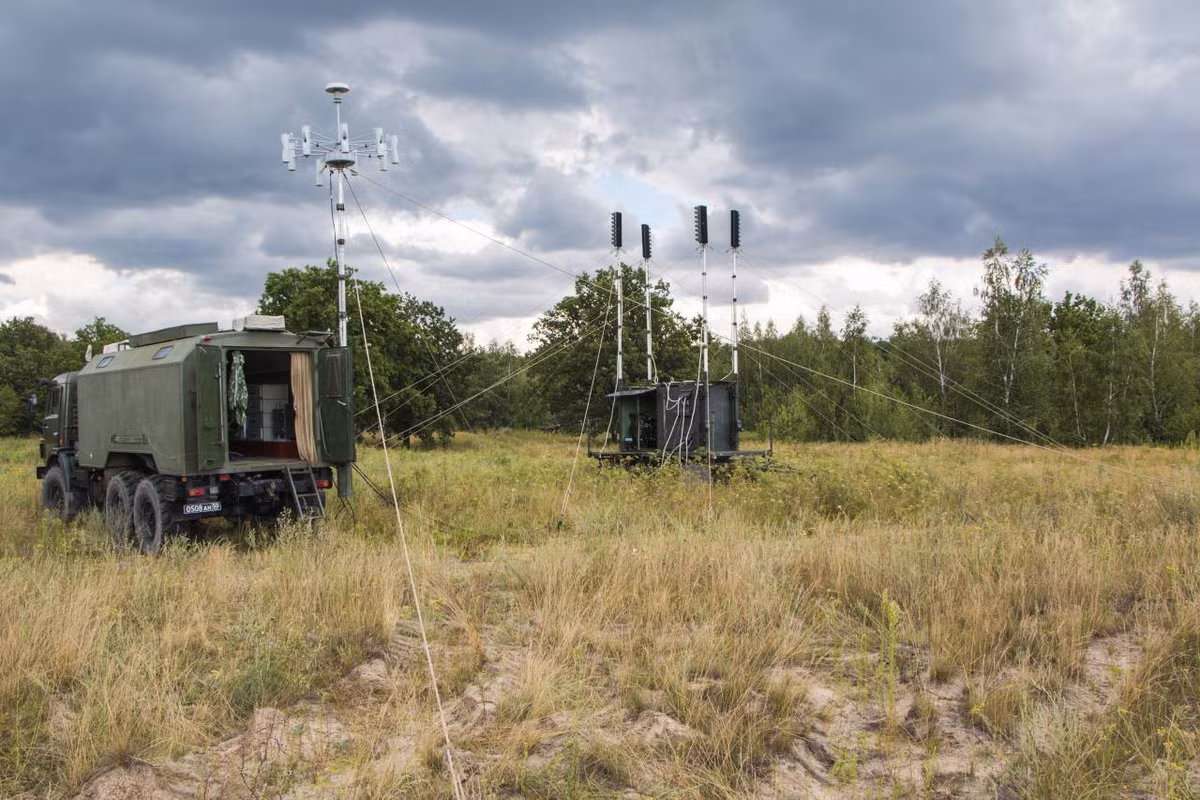 Do vậy, tín hiệu GPS của bom JDAM trùng với vùng phủ sóng chế áp của hệ thống EW R-330Zh. Các tài liệu chính thức cho biết hệ thống này có bán kính gây nhiễu lên tới 30 km và có thể liên tục gây nhiễu trong thời gian 24/24, trong tất cả các điều kiện thời tiết. 