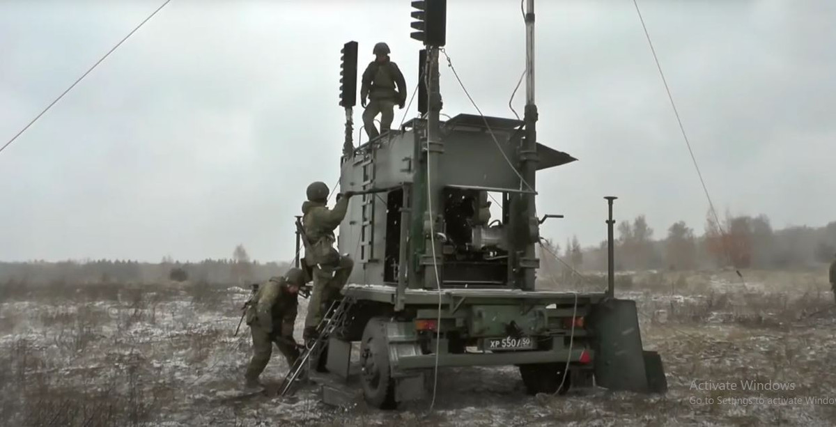 Cuộc chiến EW được ví như “mèo vờn chuột”; Mỹ, NATO và Ukraine đang nỗ lực để khắc phục những lỗ hổng của các phần mềm, thiết bị điện tử trong các hệ thống vũ khí của họ và phía bên kia, Nga cũng không ngừng nỗ lực phát triển các phương thức chế áp mới. Đó thực sự là một cuộc chiến gay cấn và không hồi kết. 