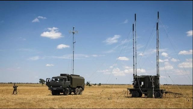 Khi gây nhiễu, trạm EW sẽ tự động xác định dải tần mà thiết bị này hoặc thiết bị khác của địch hoạt động như radar phòng không, pháo binh, liên lạc vô tuyến hoặc di động và thiết bị gây nhiễu sẽ tự động bật để chặn một phần hoặc hoàn toàn tín hiệu. 