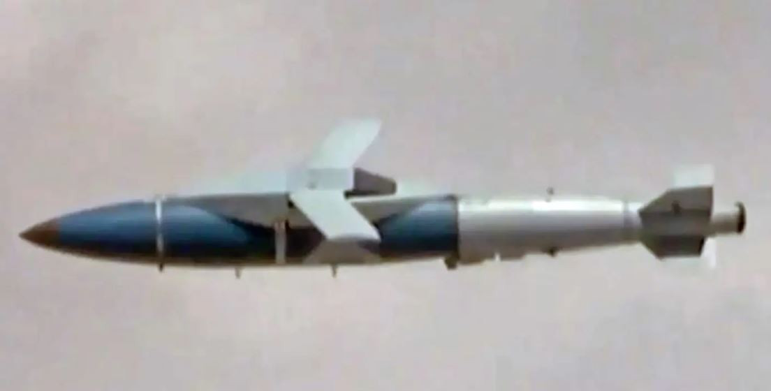 Vào đầu năm 2023, Mỹ đã đã bắt đầu cung cấp bom thông minh JDAM, một vũ khí mà Mỹ đã rất thành công trong các cuộc chiến chống khủng bố. Thực chất, JDAM là những quả bom rơi tự do thông thường, được trang bị thêm bộ dẫn đường hiệu chỉnh bằng tín hiệu vệ tinh GPS.