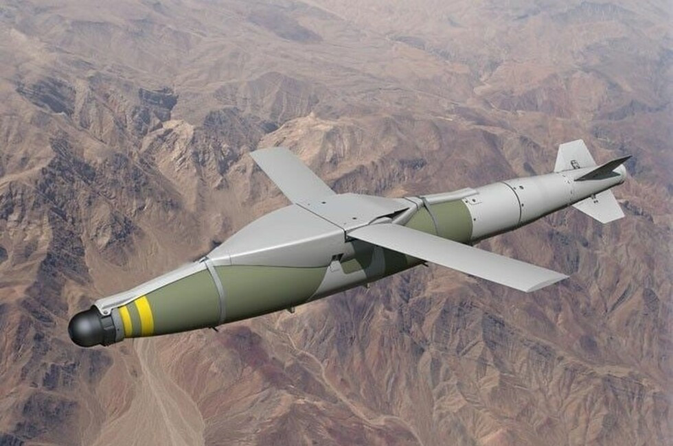 Lý do là do việc can thiệp của các hệ thống tác chiến điện tử của Nga, những quả bom thông minh này của Mỹ đã không thể nhận được tín hiệu GPS, khiến nó bay không chính xác. Không chỉ bom JDAM, mà nhiều vũ khí dẫn đường khác của Ukraine sử dụng tín hiệu GPS cũng gặp trường hợp tương tự.