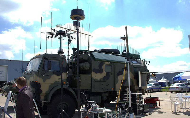 RUSI cũng cho biết thêm, Quân đội Nga có nhiều hệ thống EW đa dạng để chống lại mọi thứ, từ UAV, thiết bị liên lạc, đến tín hiệu định vị vệ tinh và chính các vệ tinh. Báo cáo của RUSI đặc biệt ghi nhận hoạt động thành công của tổ hợp EW Rosehip-AERO của Nga.