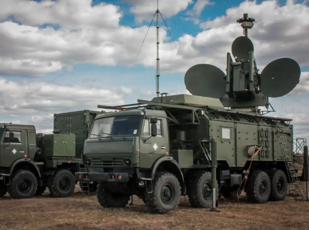 Việc kiểm soát phổ điện từ (EM) rất quan trọng trong chiến tranh hiện đại, vì nó được sử dụng để nhắm mục tiêu cho vũ khí, liên lạc, trinh sát cũng như nghe lén và làm gián đoạn liên lạc của đối phương. Đối với Quân đội Nga, điều này đã là vấn đề then chốt từ lâu, trước khi xung đột Nga-Ukraine nổ ra.