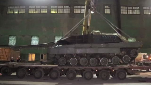 Trước đó, trang Bulgarian Military đưa tin, một chiếc xe tăng Leopard-2 của Ukraine, bị quân Nga thu giữ, đã được kéo đến công ty chế tạo xe tăng Uralvagonzavod của Nga, để các kỹ sư tìm hiểu những bí mật của chiếc xe tăng phương Tây này. Việc khám phá những bí mật quân sự như vậy không chỉ làm tăng áp lực lên Ukraine, mà còn gây ra mối đe dọa cho toàn bộ khu vực. 