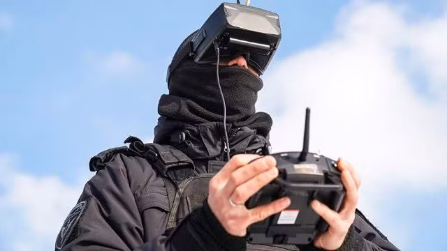 Những người điều khiển UAV FPV sử dụng video có độ phân giải cao, cho phép họ xác định và theo dõi mục tiêu với độ chính xác cao. Các đặc điểm chính của UAV FPV, bao gồm tính độc lập và tốc độ, khiến chúng trở nên lý tưởng cho các hoạt động chiến đấu trong điều kiện phức tạp, giúp quân Nga tiến hành các cuộc không kích với tổn thất tối thiểu. 