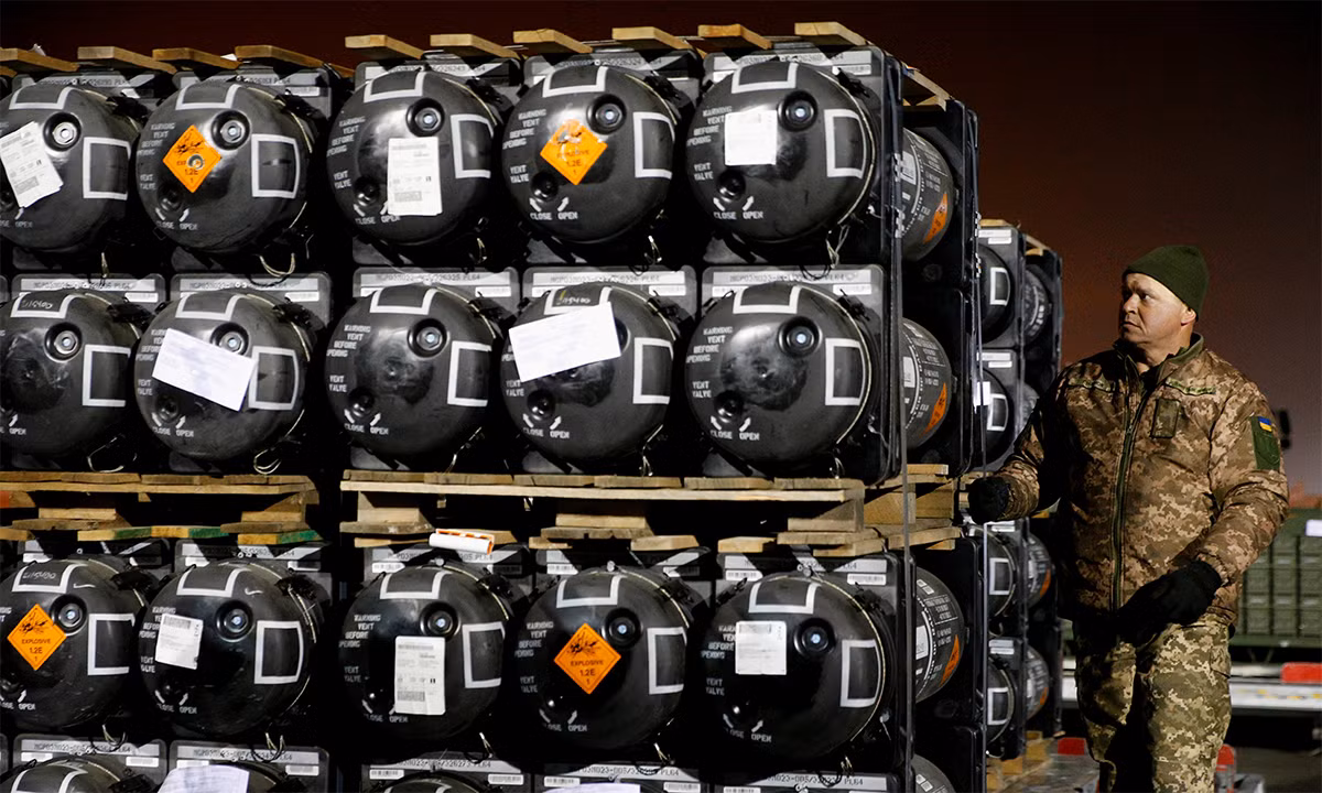 Vậy trong bối cảnh như vậy, câu hỏi đặt ra là liệu Mỹ và phương Tây có còn nỗ lực hết sức để cung cấp cho Ukraine các loại vũ khí chiến đấu và đạn pháo mà nước này đang rất cần? (Nguồn ảnh: Ukrinform, CBS News, Topwar. Sputnik).