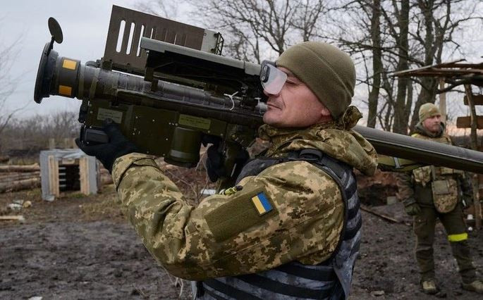 Lực lượng chiến đấu tiền tuyến của Ukraine cũng sử dụng nhiều vũ khí bộ binh do Mỹ và phương Tây cung cấp, như tên lửa phòng không Stinger, tên lửa chống tăng Javelin, các loại vật tư y tế, thiết bị liên lạc, khẩu phần ăn dã chiến, kính nhìn đêm và hơn 100.000 tấn đạn và nhiên liệu. 