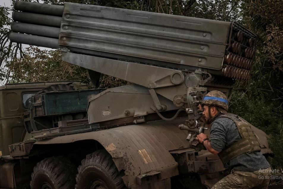 Điều quan trọng nhất là Quân đội Ukraine đã tiêu hao toàn bộ số vũ khí mà họ được hưởng từ thời Liên Xô, cũng như năng lực sản xuất quốc phòng bị hạn chế. Do vậy, Quân đội Ukraine có rất ít vũ khí, trang bị hạng nặng do chính họ phát triển và sản xuất; mà phụ thuộc chủ yếu từ nguồn cung của phương Tây. 