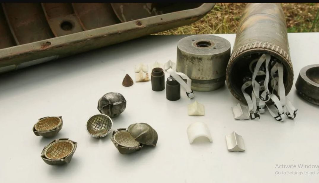 Một quả bom “mẹ con” MK-20, mỗi quả “bom mẹ” mang 240 quả “bom con” nặng 0,63 kg, đủ sức xuyên thủng lớp giáp thép dày nhất 80 mm; loại vũ khí này có hiệu quả cao nhất trong việc chống lại chiến thuật đám đông. Nhưng theo luật của Mỹ hiện nay, những loại vũ khí này không được phép sử dụng.