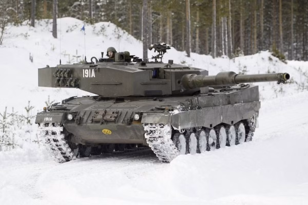 Ngày 7/3, Bộ Quốc phòng Ba Lan cho biết, toàn bộ 14 xe tăng Leopard 2, mà nước này viện trợ cho Ukraine, sẽ được chuyển giao trong tuần này; trước đó Ba Lan đã bàn giao 4 xe tăng Leopard 2 vào ngày 24/2 và 10 chiếc khác hoàn thành vào đầu tháng Ba.