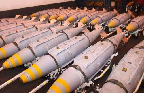 Đại tướng Mỹ James Hecker, đại diện của Lực lượng Không quân Mỹ tại Châu Âu và Châu Phi tiết lộ rằng, lô bom lượn có điều khiển JDAM-ER đầu tiên đã đến Ukraine cách đây ba tuần và Quân đội Ukraine đã đưa chúng vào chiến đấu.