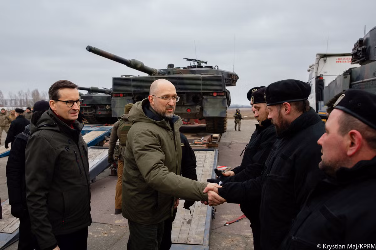 Là quốc gia tiên phong hỗ trợ Ukraine, Ba Lan bắt đầu đào tạo lái xe tăng Leopard-2 cho Quân đội Ukraine từ khi Đức chưa đồng ý cung cấp Leopard-2 cho Ukraine. Đây thực sự là bước “đi tắt đón đầu” của Ba Lan giành cho Quân đội Ukraine.
