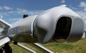 Với hệ thống quang học gắn ở đầu mũi, Lancet có thể nhanh chóng tìm kiếm và tấn công các mục tiêu với tốc độ nhanh gấp đôi so với UAV thông thường. Ngoài ra, nó còn có chức năng kích nổ đầu đạn tuy theo tính chất mục tiêu thông qua hệ thống điều khiển.