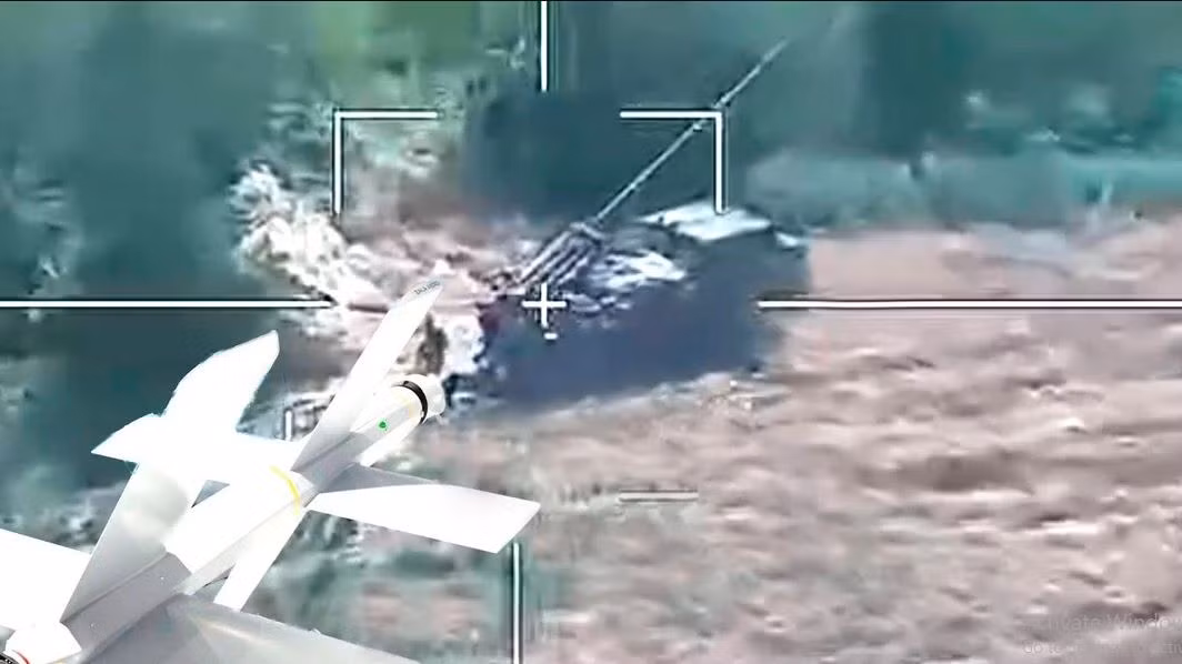 Mặc dù đầu đạn nổ lõm của UAV Lancet, có thể không sở hữu sức mạnh như của đầu đạn chống tăng nổ cao (HEAT), khi có thể tiếp xúc trực tiếp với mục tiêu, nhưng nó có lợi thế khác biệt ở khả năng vượt qua các loại áo giáp cụ thể. 