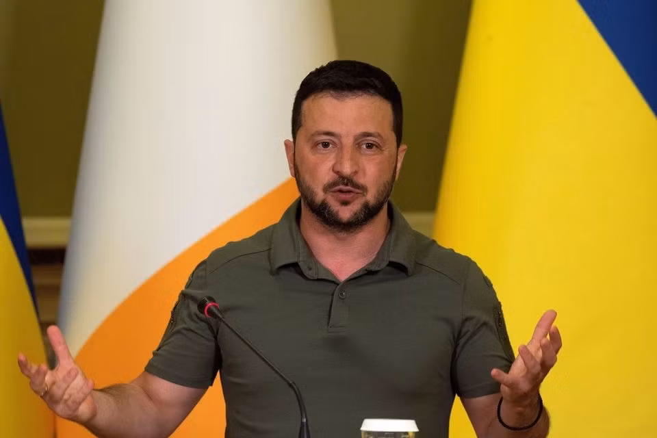 Đúng như dự đoán của giới quan sát quốc tế, câu chuyện về việc Nga rút khỏi thỏa thuận ngũ cốc, khiến Ukraine “nổi giận”. Tổng thống Ukraine Zelensky đã công khai tuyên bố với toàn thế giới rằng, nếu Điện Kremlin phong tỏa các cảng của Ukraine trên Biển Đen, thì Kiev sẽ đảm bảo rằng, Moscow không còn tàu chiến nào trên Biển Đen. 