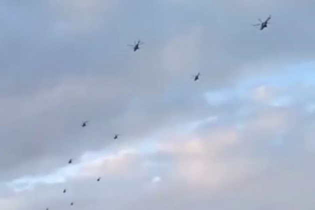 Hiện các nguồn tin từ Minsk cho biết, cách đây chưa đầy một ngày, ít nhất 25 trực thăng chiến đấu đã được triển khai tới căn cứ không quân Machulishchi, nằm cách thủ đô Belarus vài km.