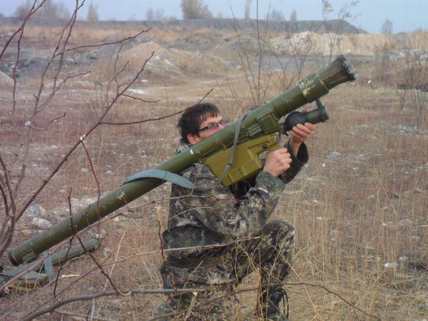 Theo truyền thông Nga, quân đội Nga đã tiến hành huấn luyện sử dụng các hệ thống phòng không Tunguska-M1 và Strela-10, cũng như các tổ hợp tác chiến điện tử R-330Zh Zhitel; những loại vũ khí này hoàn toàn có thể bắn hạ UAV TB2.