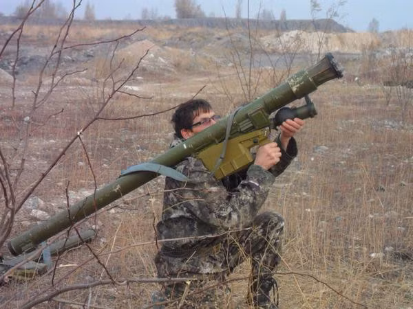 Theo truyền thông Nga, quân đội Nga đã tiến hành huấn luyện sử dụng các hệ thống phòng không Tunguska-M1 và Strela-10, cũng như các tổ hợp tác chiến điện tử R-330Zh Zhitel; những loại vũ khí này hoàn toàn có thể bắn hạ UAV TB2.