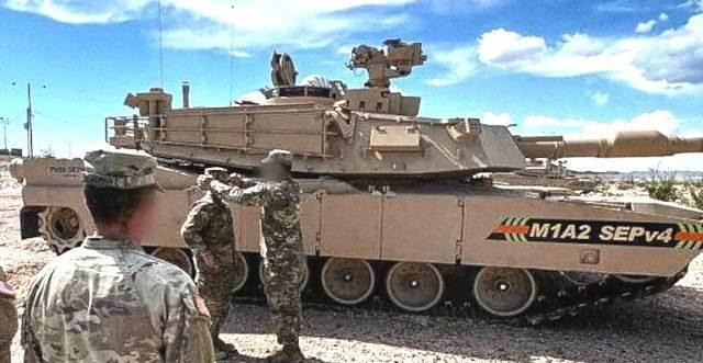 Theo truyền thống, pháo thủ là người có nhiệm vụ quan sát, lấy phần tử và ngắm bắn. Nhưng Trung sĩ Daniel Brandon, pháo thủ chính của Lữ đoàn Thiết giáp số 1 Abrams cho biết, theo tiêu chuẩn huấn luyện mới, tất cả thành viên kíp xe tăng phải đảm nhiệm được vị trí của pháo thủ cũng như các vị trí khác trong kíp xe, như lái xe, chỉ huy xe và nạp đạn.