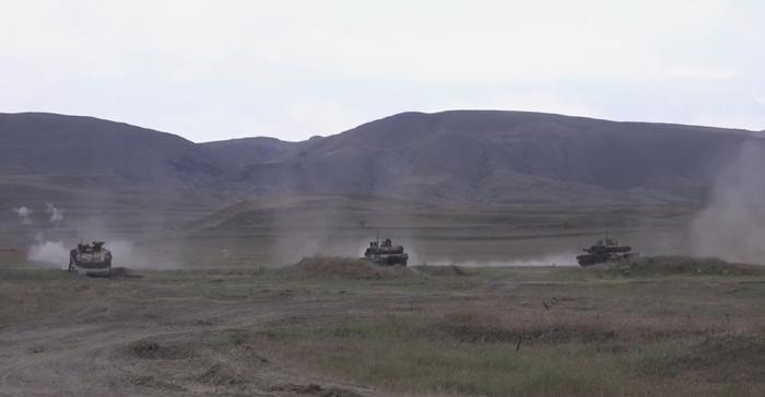 Đây là hai thay đổi lớn (thời gian bắn và cự ly bắn) đã xảy ra trong Quân đội Mỹ đối với các lữ đoàn xe tăng. Tuy nhiên, việc huấn luyện kíp xe tăng để sử dụng xe tăng Abrams không có nhiều thay đổi lớn. Thời gian huấn luyện vẫn là 15 tuần và tiêu chuẩn huấn luyện vẫn cơ bản như trước kia.