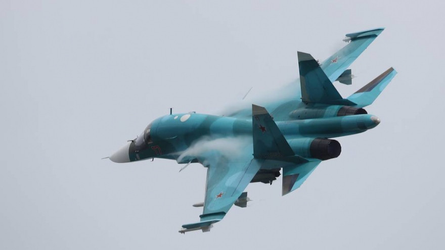 Su-34 được biết đến với tốc độ ấn tượng và khả năng vũ khí toàn diện. Với động cơ AL-31FM1 mạnh mẽ, nó có thể đạt tốc độ Mach 1,8 (khoảng 1.920 km/h) và ở độ cao trên 10.000 mét, nâng cao khả năng sống sót và tính linh hoạt.