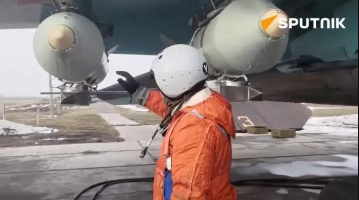 Máy bay tiêm kích bom Su-34 là máy bay ném bom chiến thuật hai chỗ ngồi của Nga, được thiết kế để tấn công các mục tiêu mặt đất và mặt nước trong mọi điều kiện thời tiết, ngày/đêm. Hiện chiến đấu cơ này được ví là “ngựa thồ” của Không quân Nga, trong chiến dịch quân sự đặc biệt của họ tại Ukraine.