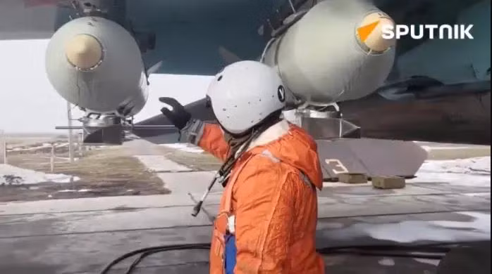 Máy bay tiêm kích bom Su-34 là máy bay ném bom chiến thuật hai chỗ ngồi của Nga, được thiết kế để tấn công các mục tiêu mặt đất và mặt nước trong mọi điều kiện thời tiết, ngày/đêm. Hiện chiến đấu cơ này được ví là “ngựa thồ” của Không quân Nga, trong chiến dịch quân sự đặc biệt của họ tại Ukraine.