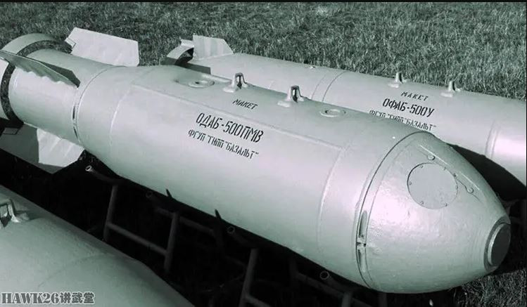 Bom ODAB-500 có đường kính 500 mm và chiều dài 2.380 mm; tổng trọng lượng của bom là 525 kg, trong đó chất nổ phụ nặng 193 kg và từ 190 đến 193 kg chất nổ nhiên liệu - không khí năng lượng cao, dễ bay hơi. Tuy nhiên thành phần chính xác của nó chưa được tiết lộ.