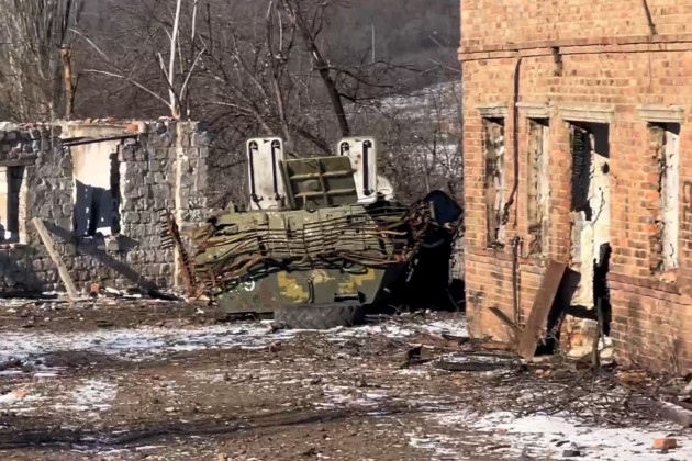 Để khẩn trương ngăn chặn các mũi tấn công của quân Nga đột nhập sâu vào Bakhmut; Quân đội Ukraine phòng thủ tại Bakhmut đang cố gắng dựng các rào cản và giữ tuyến đường đến Clock Yar, nơi có một trong những trung tâm hậu cần quan trọng nhất.