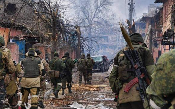 Nếu Quân đội Nga hoàn thành hợp vây Bakhmut, thì 30.000 quân Ukraine ở đây có nguy cơ bị phong tỏa hoàn toàn; hiện tại ngoại trừ một con đường bị pháo binh Nga khống chế, các hướng còn lại về cơ bản là không thể sơ tán. Nếu quân Ukraine chọn buộc phải thoát ra khỏi vòng vây, pháo binh Nga sẽ không bao giờ để cho họ đi thoát dễ dàng.