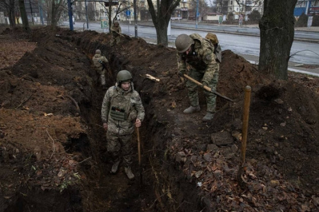 Trong trường hợp quân Nga thành công hợp vây từ phía nam và phía bắc vào Bakhmut, thì các đơn vị của Quân đội Ukraine tại phía tây thành phố sẽ bị các lực lượng quân Nga có sức mạnh vượt trội siết chặt và nghiền nát. Trên thực tế, trận địa phòng ngự của quân Ukraine tại khu vực tây Bakhmut, được xây dựng rất sơ sài. 